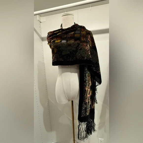 Elegant Multicolor Patterned Shawl - Picture 1 of 8